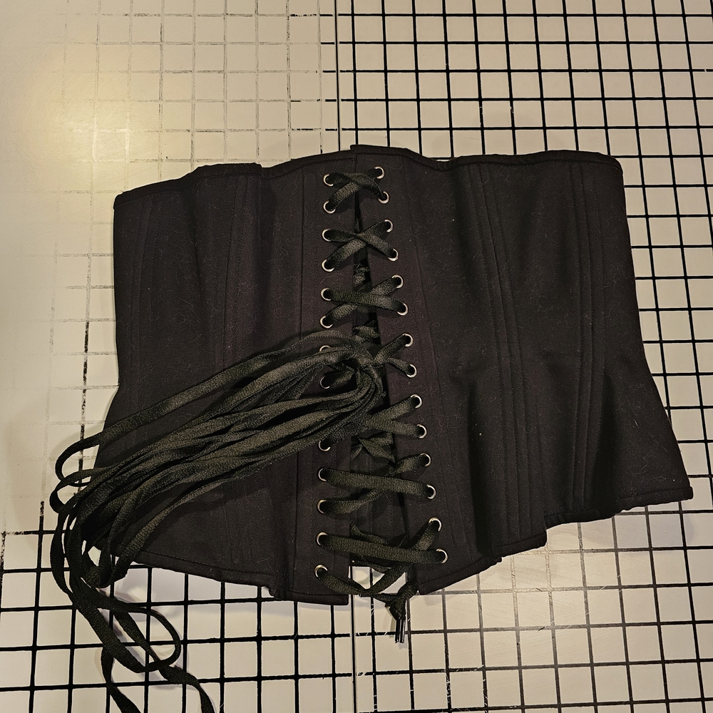Elegant Black Corset Shapewear - Picture 2 of 4